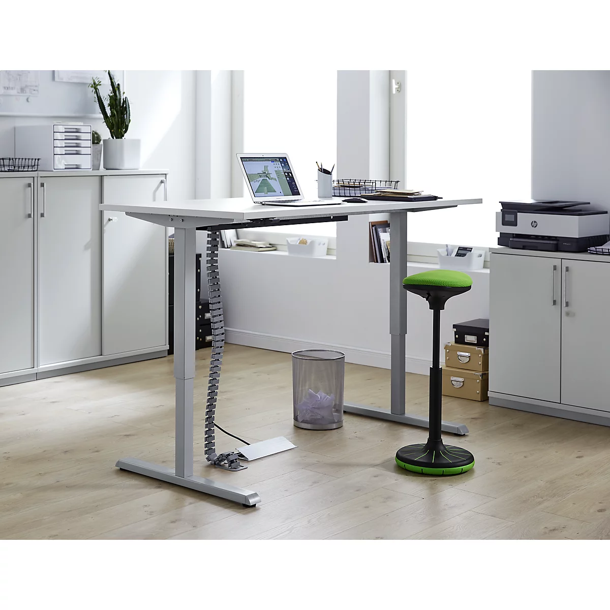 Bureau, elektrisch in hoogte verstelbaar, incl. kabelketting &amp; kabelgoot, rechthoekig, T-voet, B 1600 x D 800 x H 715-1205 mm, aluminium lichtgrijs/wit