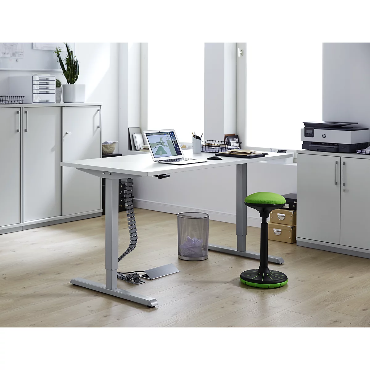 Bureau, elektrisch in hoogte verstelbaar, incl. kabelketting &amp; kabelgoot, rechthoekig, T-voet, B 1600 x D 800 x H 715-1205 mm, aluminium lichtgrijs/wit