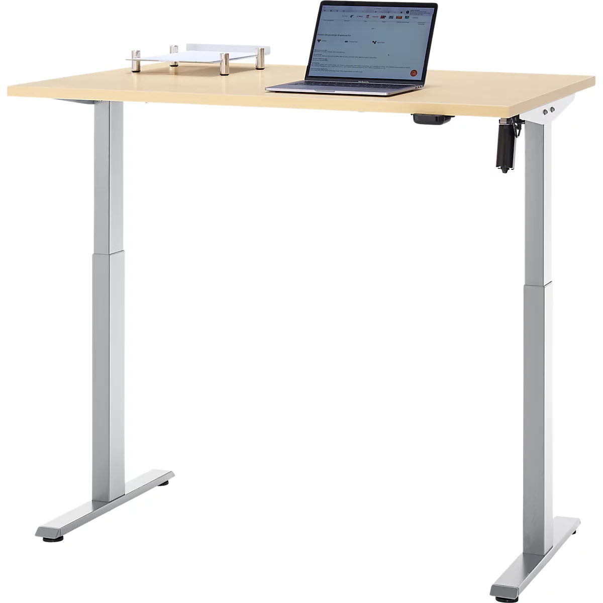 In hoogte verstelbaar bureau met laptop en accessoires. Tafelblad in houtlook, zilveren poten.