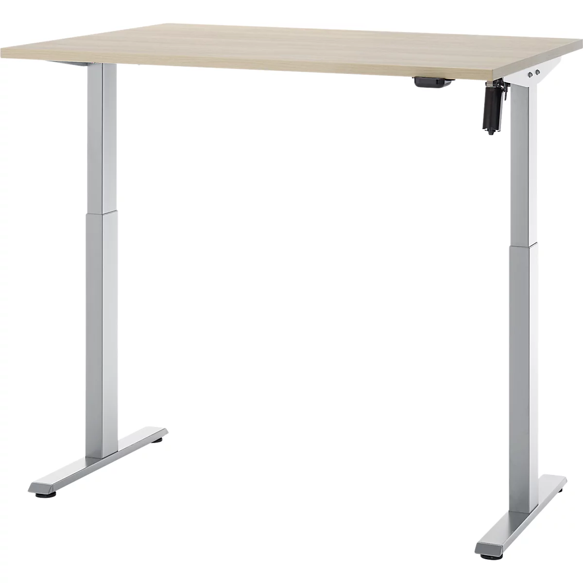 Een in hoogte verstelbaar bureau van licht hout met zilverkleurige poten. Het bureau staat tegen een witte achtergrond.