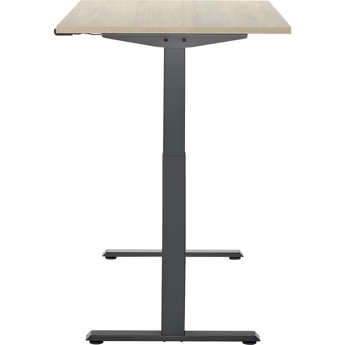 Een in hoogte verstelbaar bureau met een lichtbruin houten blad en grijze metalen poten. Het bureau staat op een witte achtergrond.