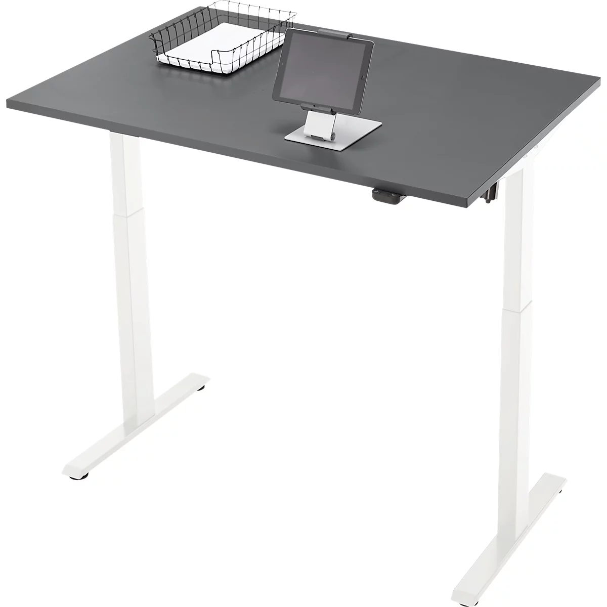 Een in hoogte verstelbaar bureau in grijs met een wit frame. Er liggen een tablet en een bakje op het tafelblad.