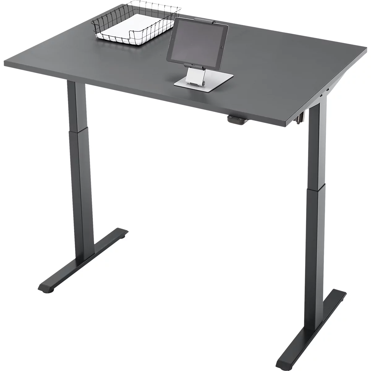 Een in hoogte verstelbaar bureau in antraciet. Op het tafelblad ligt een tablet en een mand.