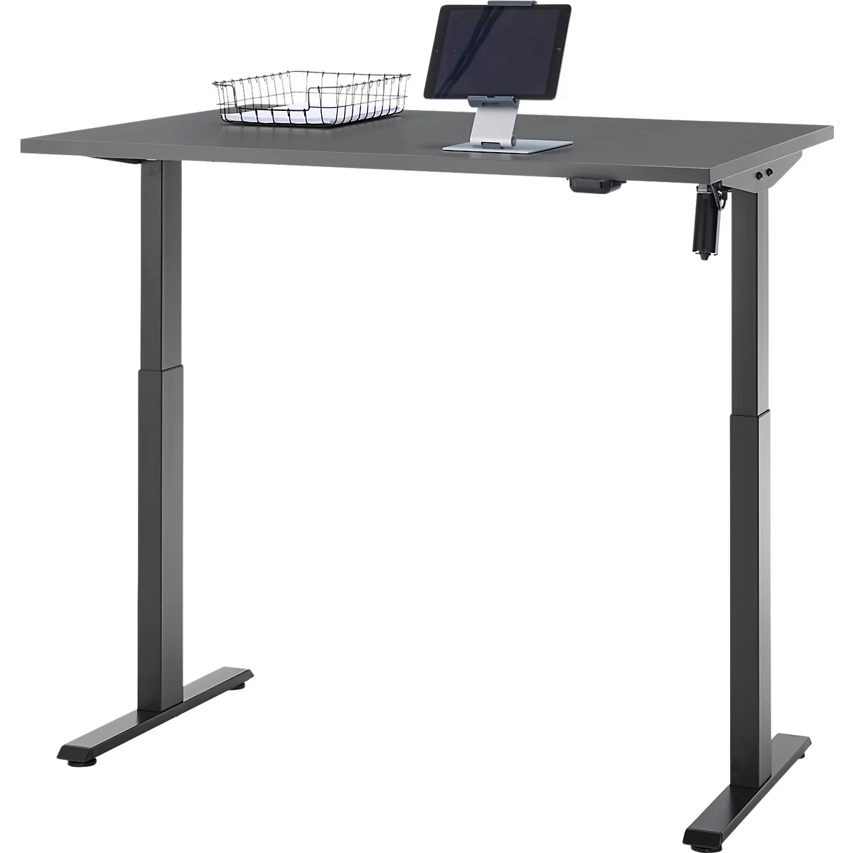 Een in hoogte verstelbaar bureau in antraciet met een tablet en draadmand op een tafelblad.
