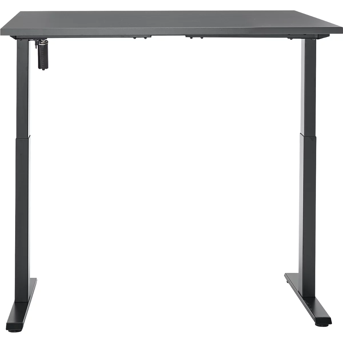 Een grijze, in hoogte verstelbare bureau. Het tafelblad is rechthoekig, de poten zijn metaalachtig en hoekig. Een bedieningselement is zichtbaar.