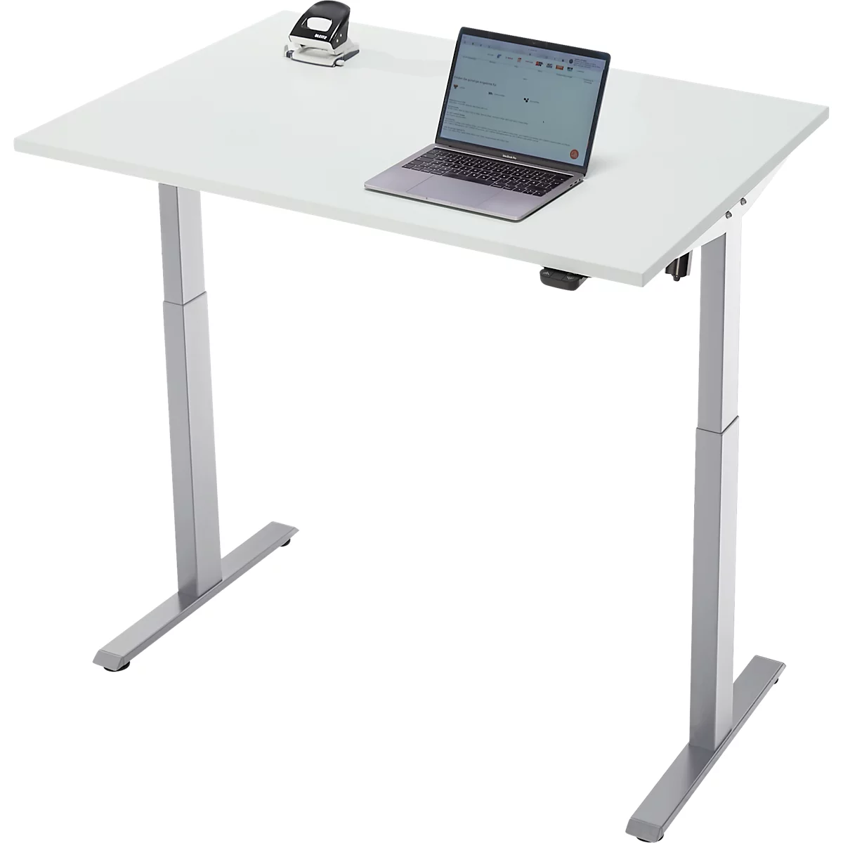 Een in hoogte verstelbaar bureau met een laptop en een perforator. Het witte tafelblad staat op zilveren poten.