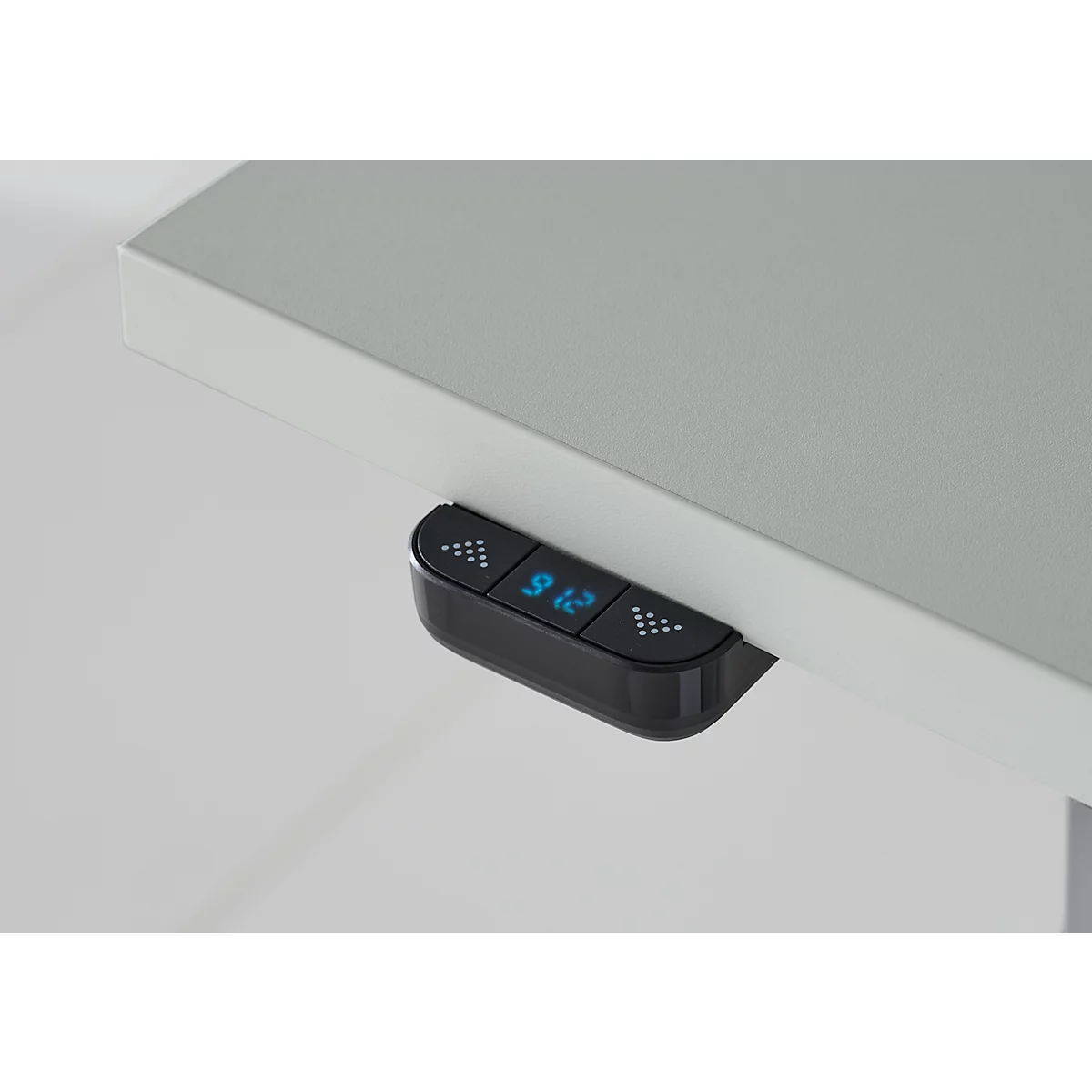 Close-up van de bediening van een in hoogte verstelbaar bureau. De digitale display toont 9:12, ernaast pijltjestoetsen.