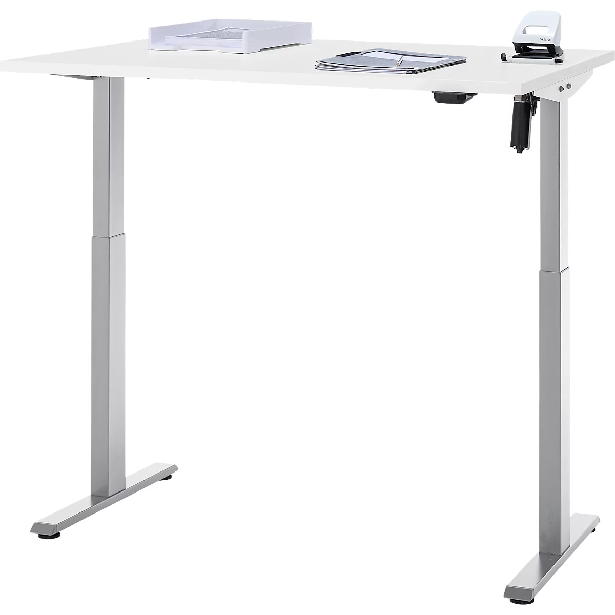 Een witte, in hoogte verstelbare bureau tegen een witte achtergrond. Op het bureaublad liggen een papierbak, documenten en een perforator.