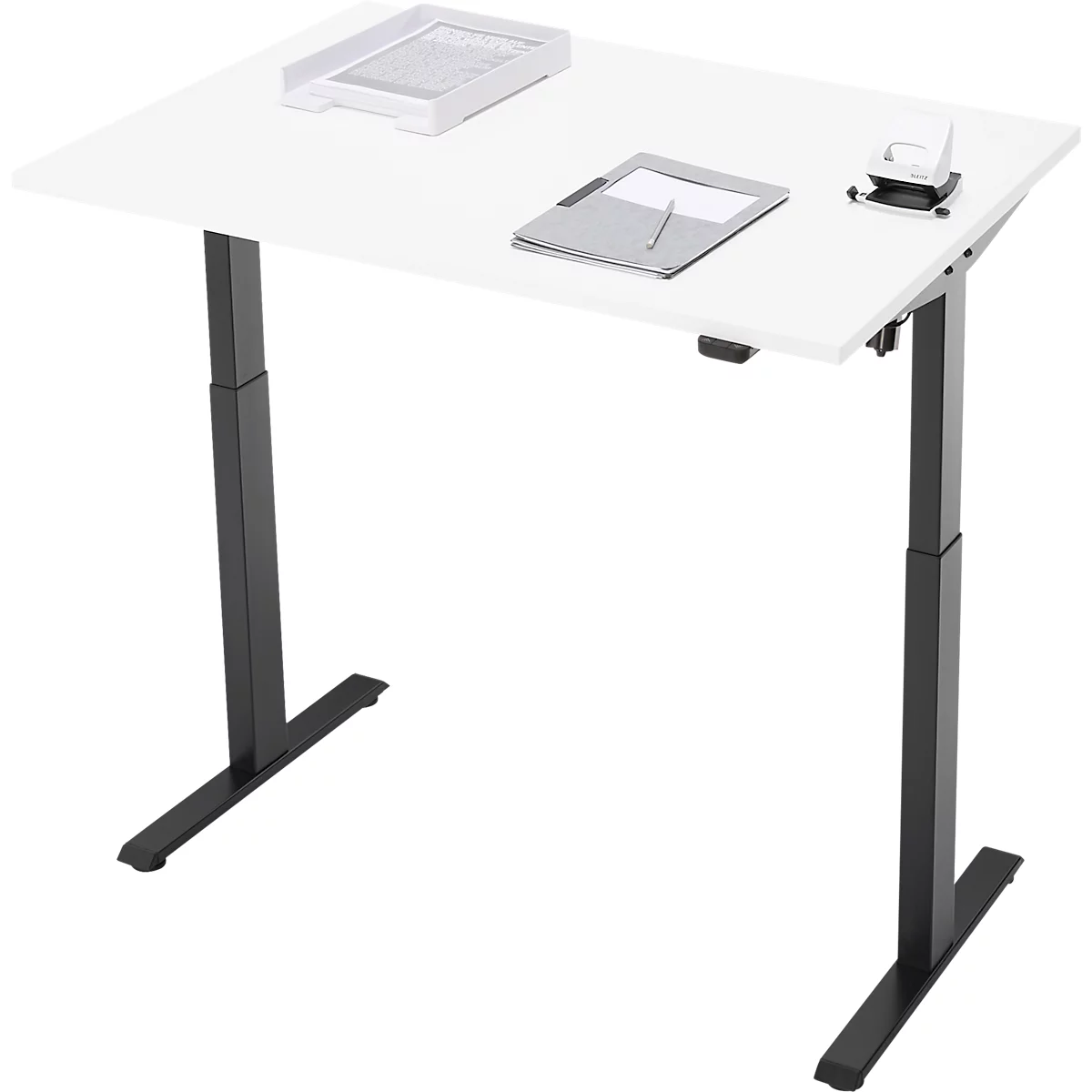 Wit, in hoogte verstelbaar bureau met zwart frame. Papieren lade, notitieblok en perforator op het tafelblad.