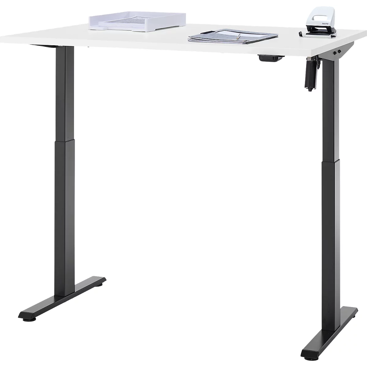 Een witte in hoogte verstelbare bureau met een zwart frame, waarop een papierbakje, perforator en tablet.