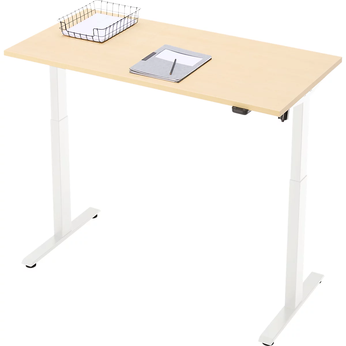 Lichtbruine staande bureau met wit frame. Papier en een tablet liggen op het tafelblad.