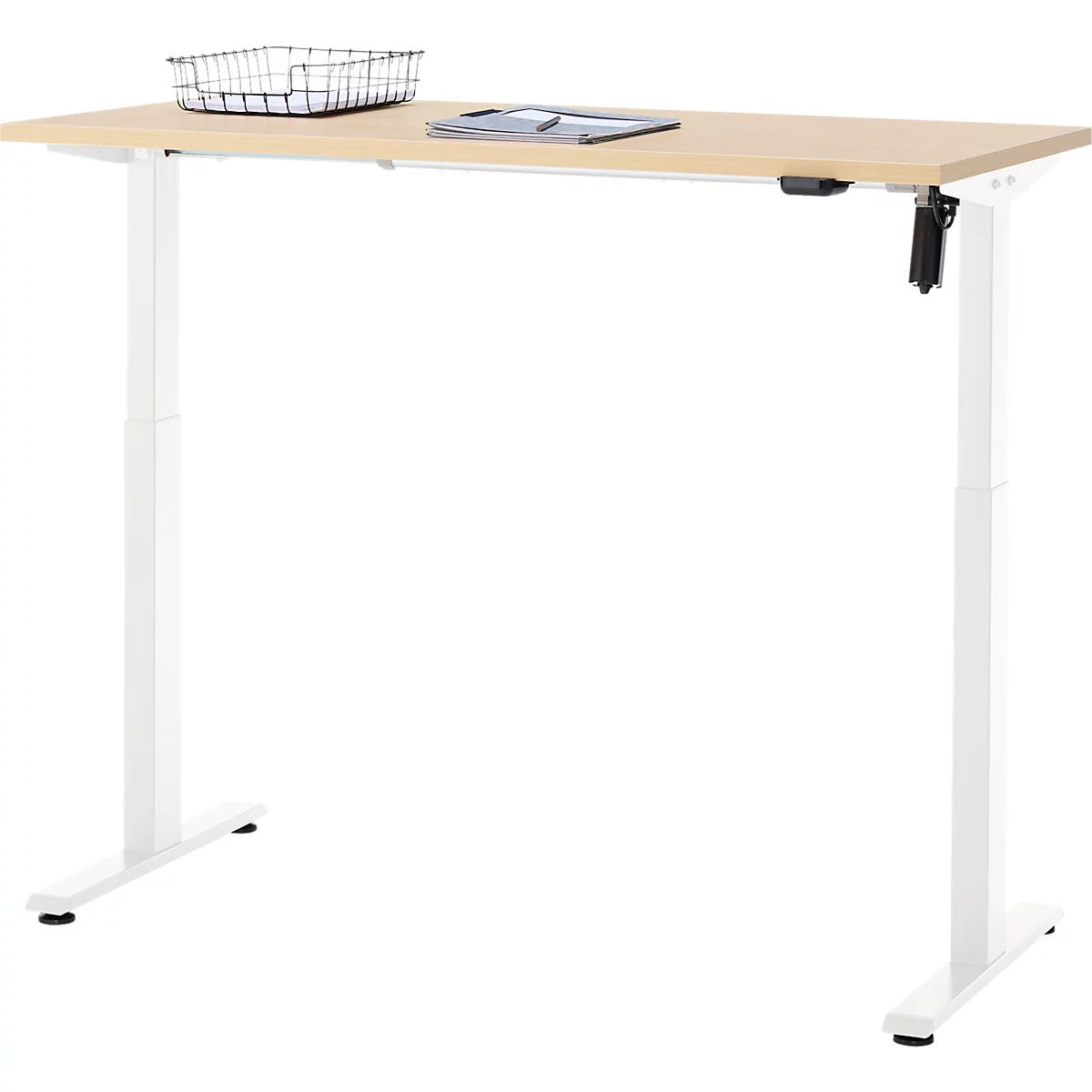 Licht, in hoogte verstelbaar bureau. Het bureau heeft een licht houten blad en witte poten.