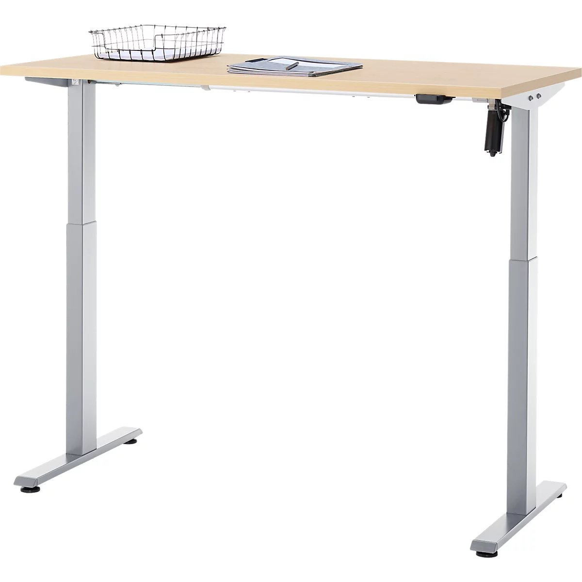 Een in hoogte verstelbaar bureau met een houten blad en zilveren poten, waarop een bakje en papieren liggen.