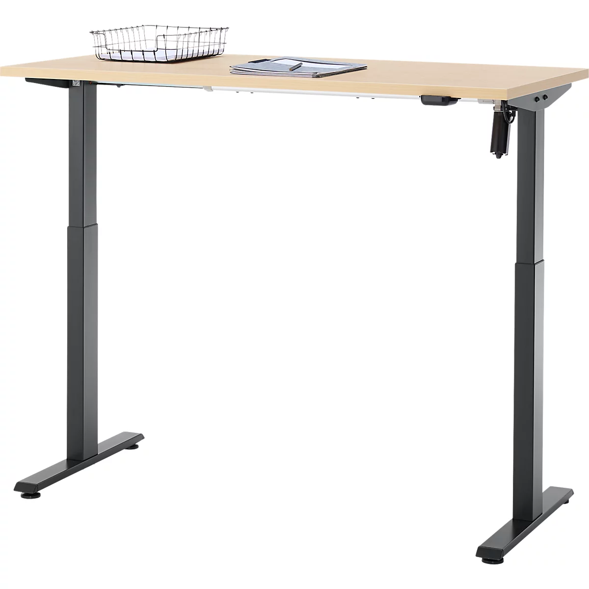 In hoogte verstelbaar bureau, lichtbruin tafelblad, grijze poten, mand en documenten.