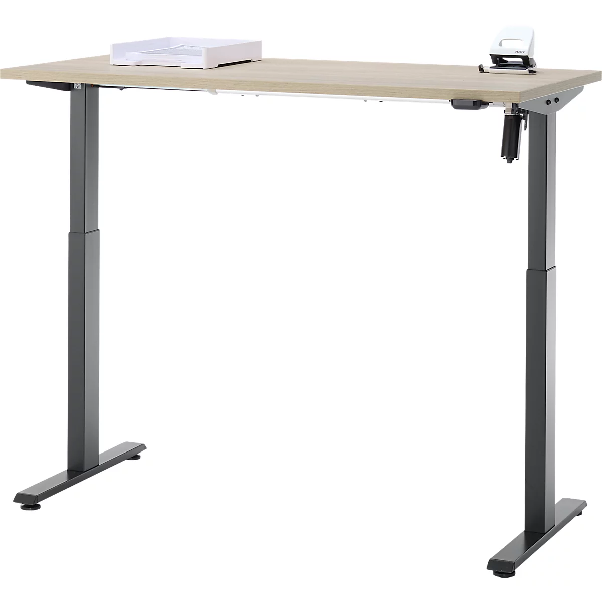 Lichtgekleurde in hoogte verstelbare bureau met twee grijze poten. Op het tafelblad liggen een lade en een perforator.