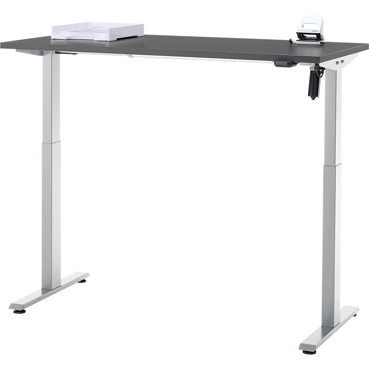 Grijze in hoogte verstelbare bureau met witte poten tegen een witte achtergrond. Perforator en papier liggen op de bovenkant.