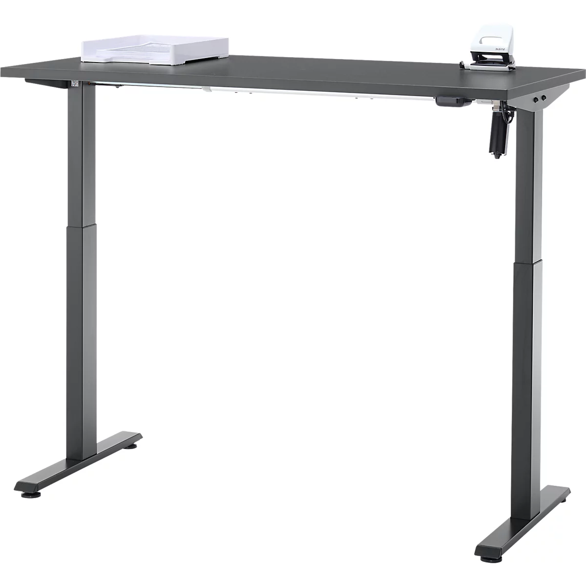 Grijs, in hoogte verstelbaar bureau met witte accessoires. Het tafelblad is leeg.