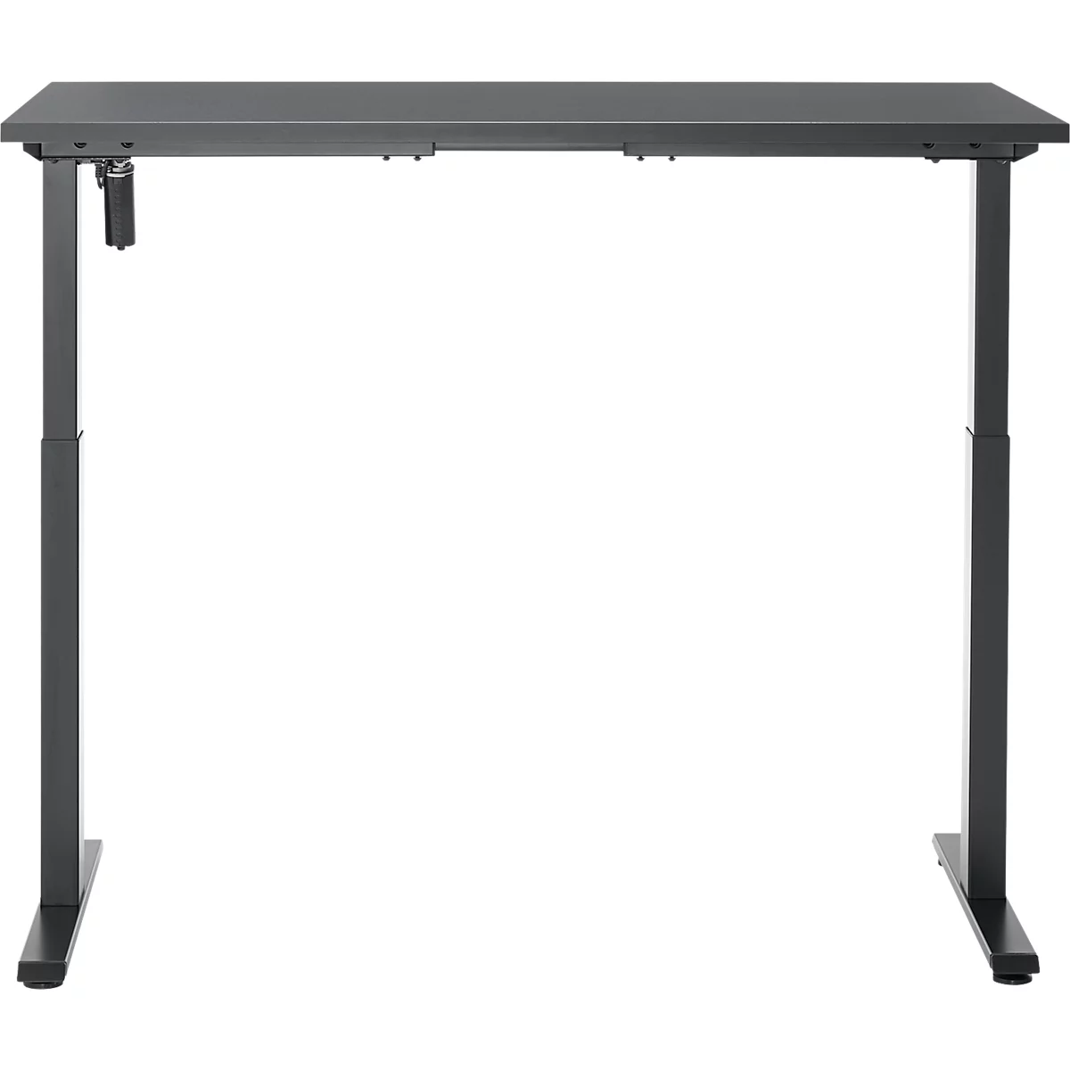 Een donker, in hoogte verstelbaar bureau tegen een witte achtergrond. De tafel heeft een rechthoekig blad en vier vierkante poten.