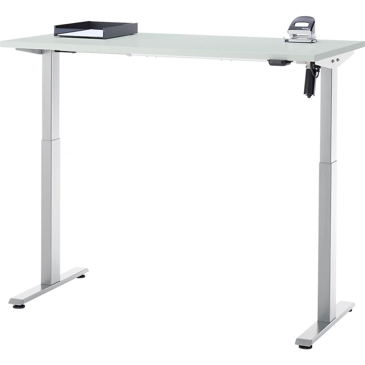 In hoogte verstelbaar bureau met een grijs tafelblad, zilveren poten en accessoires.