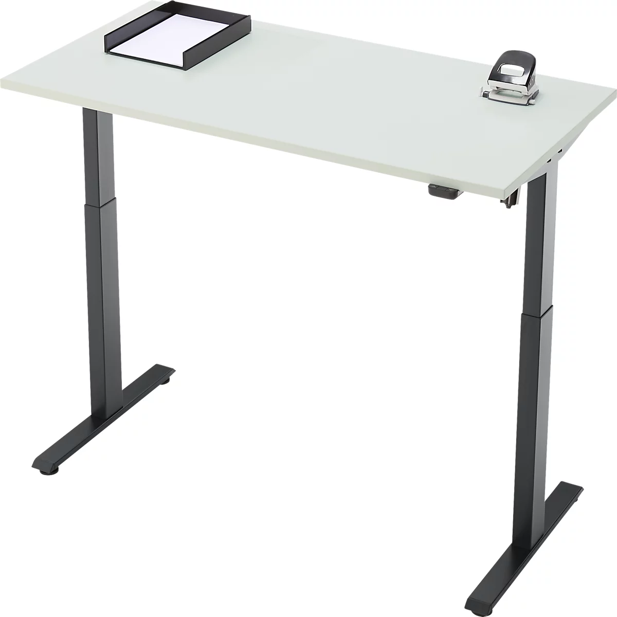 In hoogte verstelbaar bureau met een grijze tafelblad en zwarte poten. Een zwart bakje en een perforator staan op het blad.