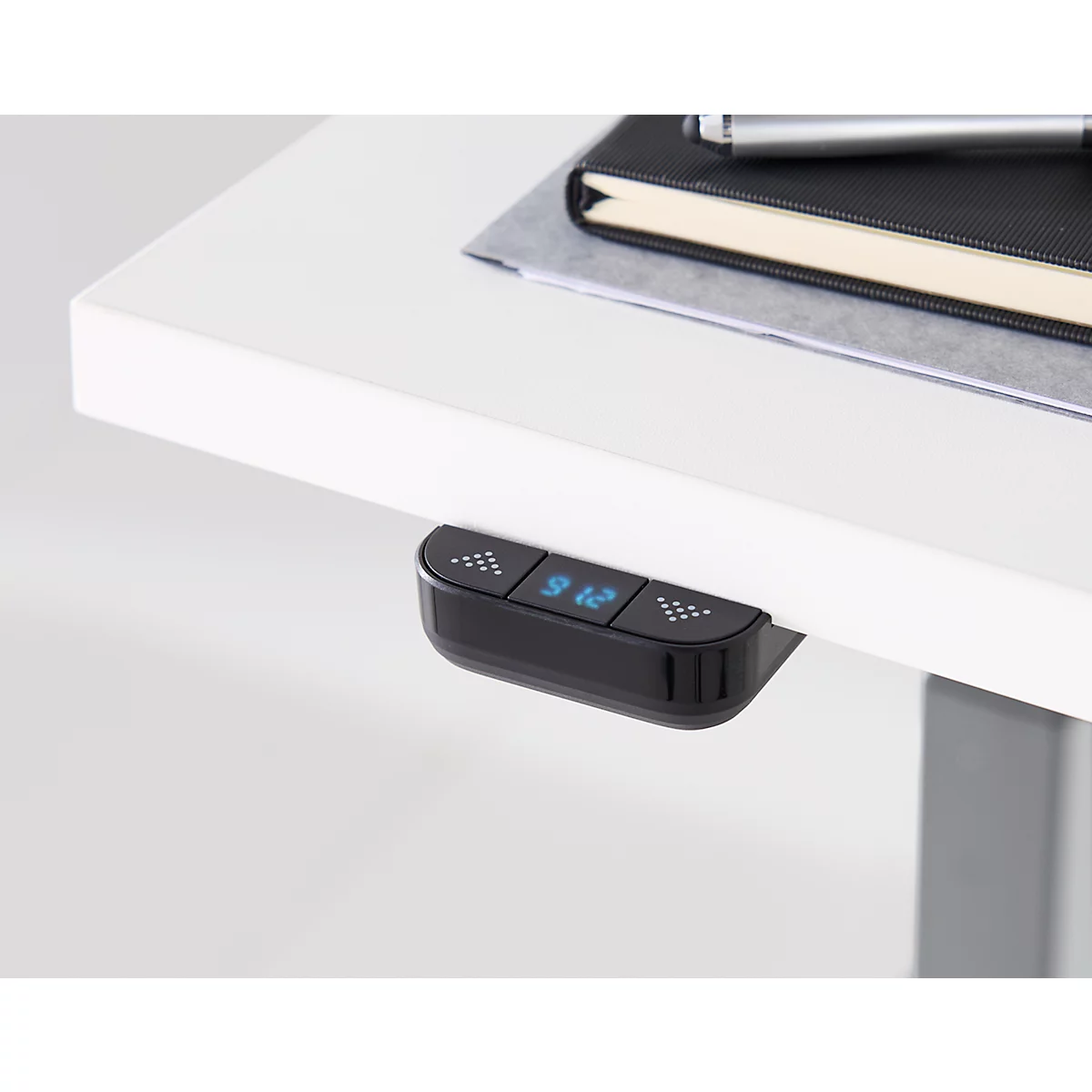 Detailweergave van een zwart bedieningspaneel voor een in hoogte verstelbaar bureau, met '912' erop.