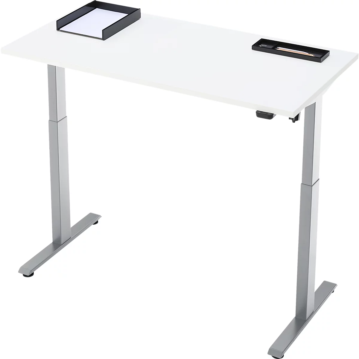 Een in hoogte verstelbaar bureau met een wit blad en zilveren poten. Op het blad liggen bakjes met papier en pennen.