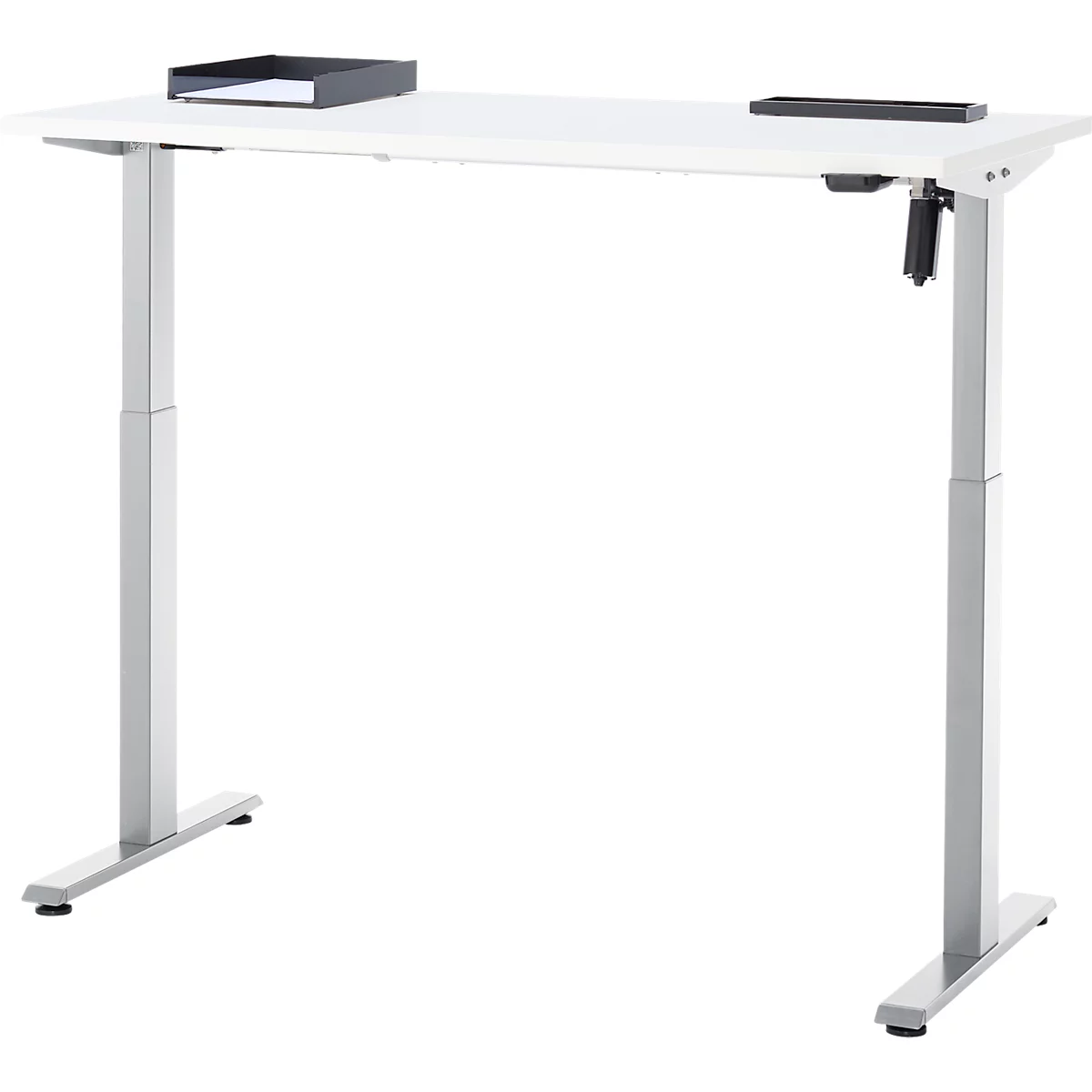 In hoogte verstelbaar wit bureau met zilveren poten. Op het tafelblad liggen een zwart opbergvak en een zwarte houder.