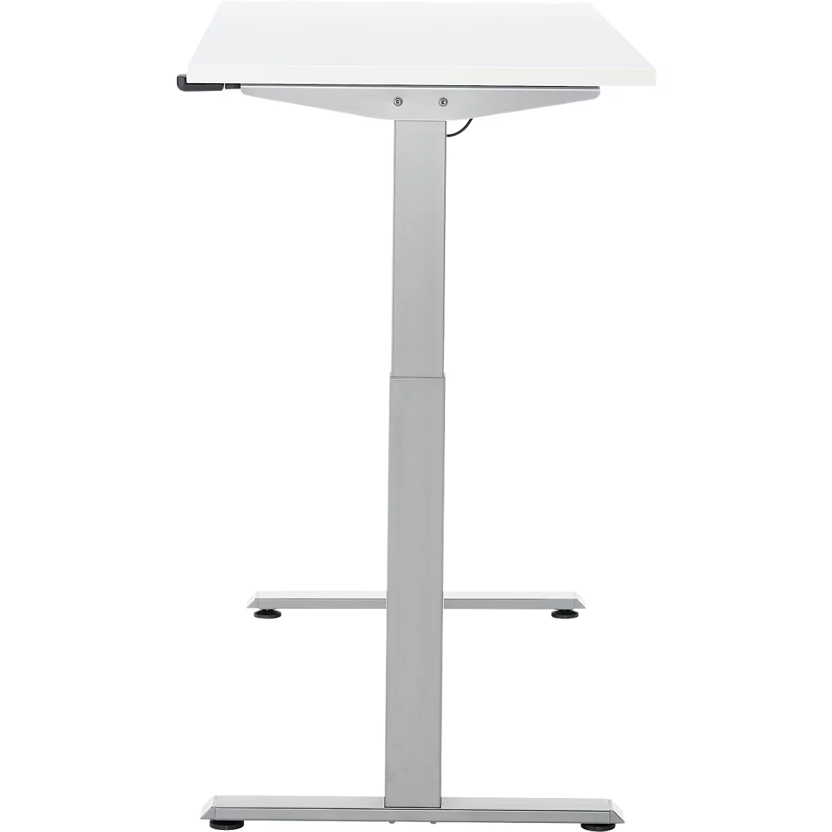 Een witte, in hoogte verstelbare bureau op zilverkleurige poten. Het tafelblad is rechthoekig. Details zijn herkenbaar.