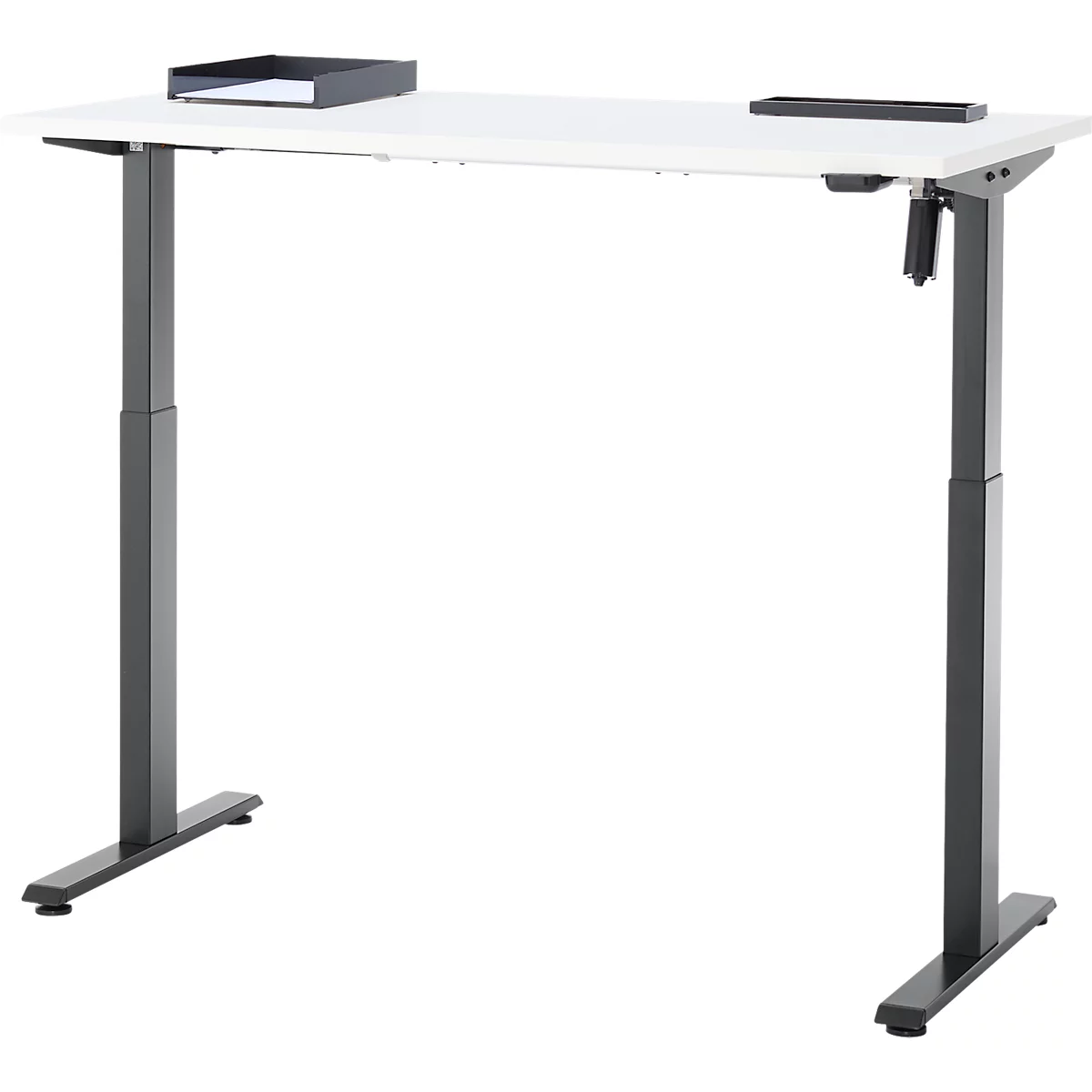 Een witte in hoogte verstelbare bureau met grijze poten. Er liggen zwarte bakken bovenop.