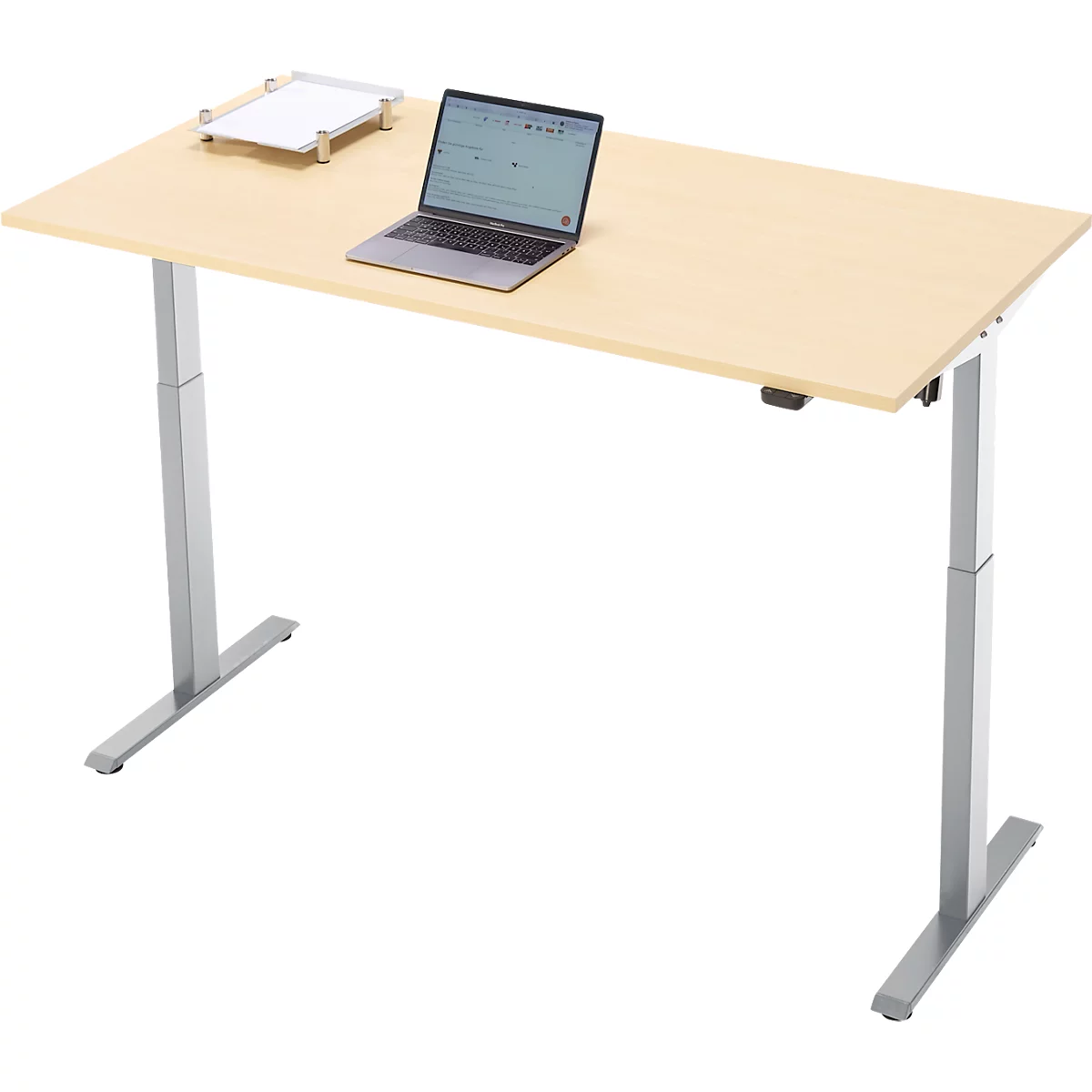 In hoogte verstelbaar bureau met laptop en tablet. Het tafelblad is licht, de poten zijn zilver.