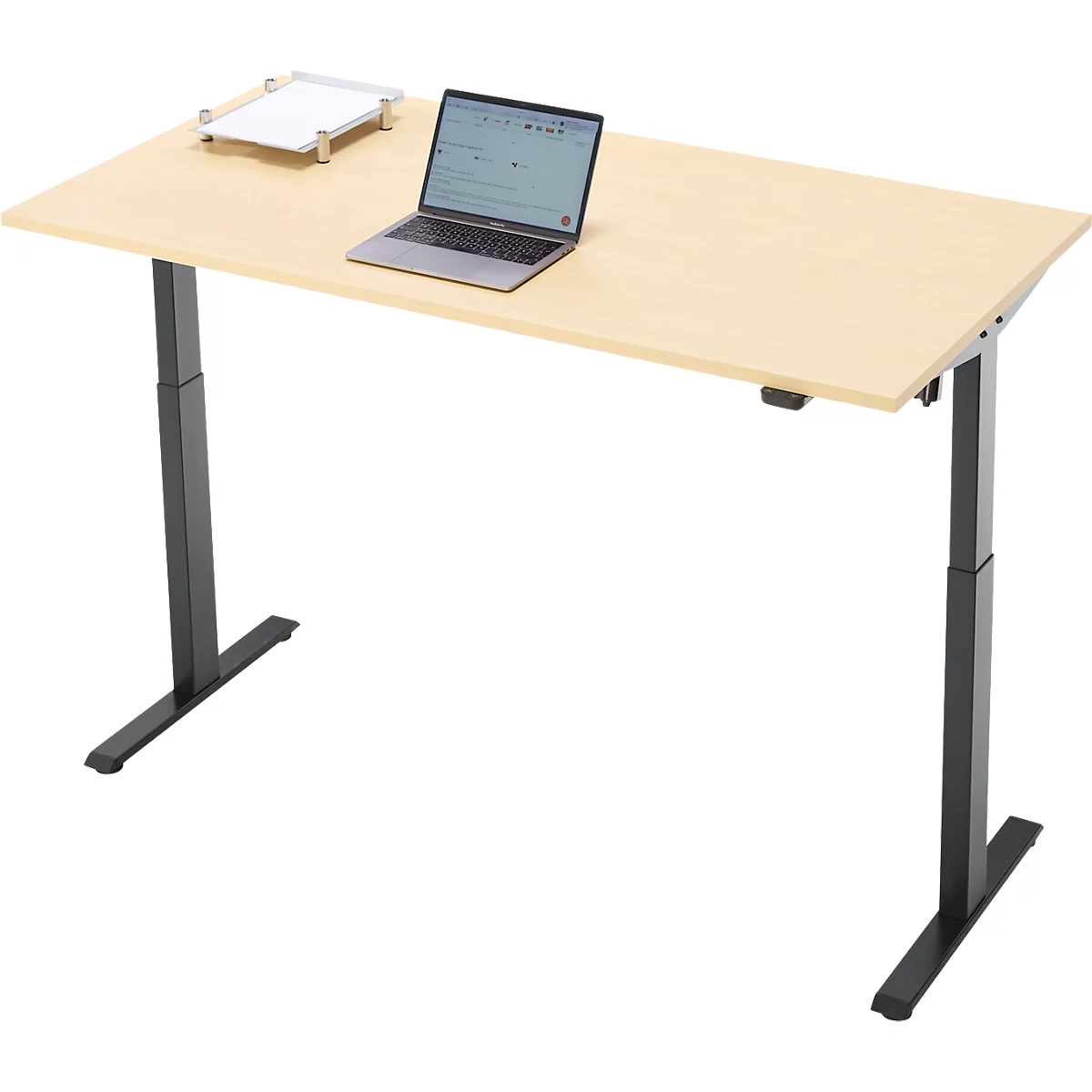 Een in hoogte verstelbaar bureau met een licht houten blad en zwart frame, met een laptop erop.