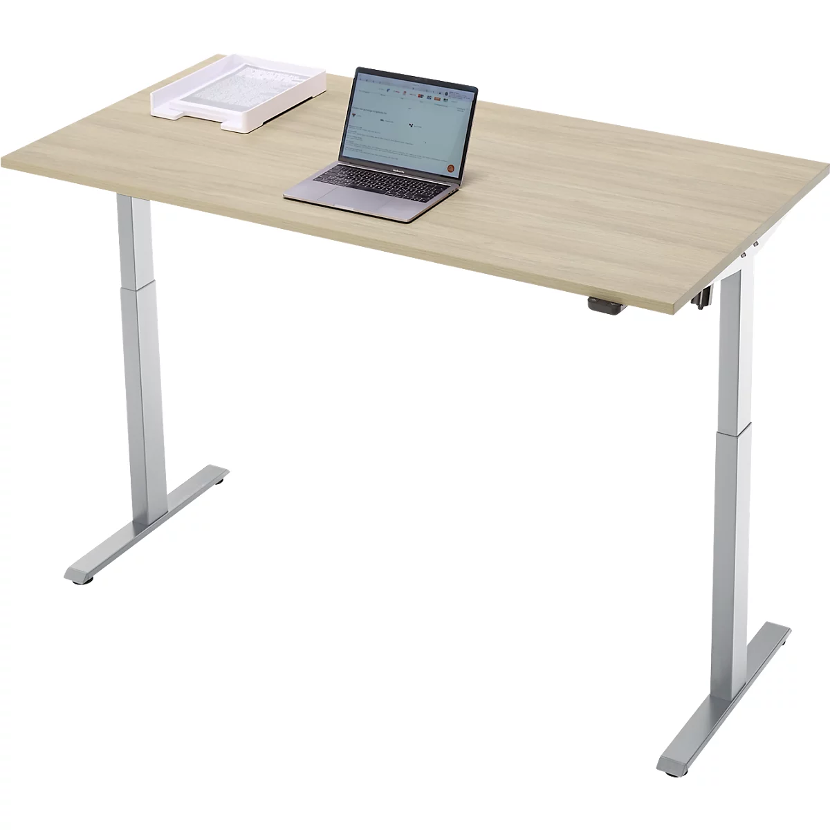 In hoogte verstelbaar bureau met laptop en bakje. Houtlook tafelblad, metalen poten, op een witte achtergrond.