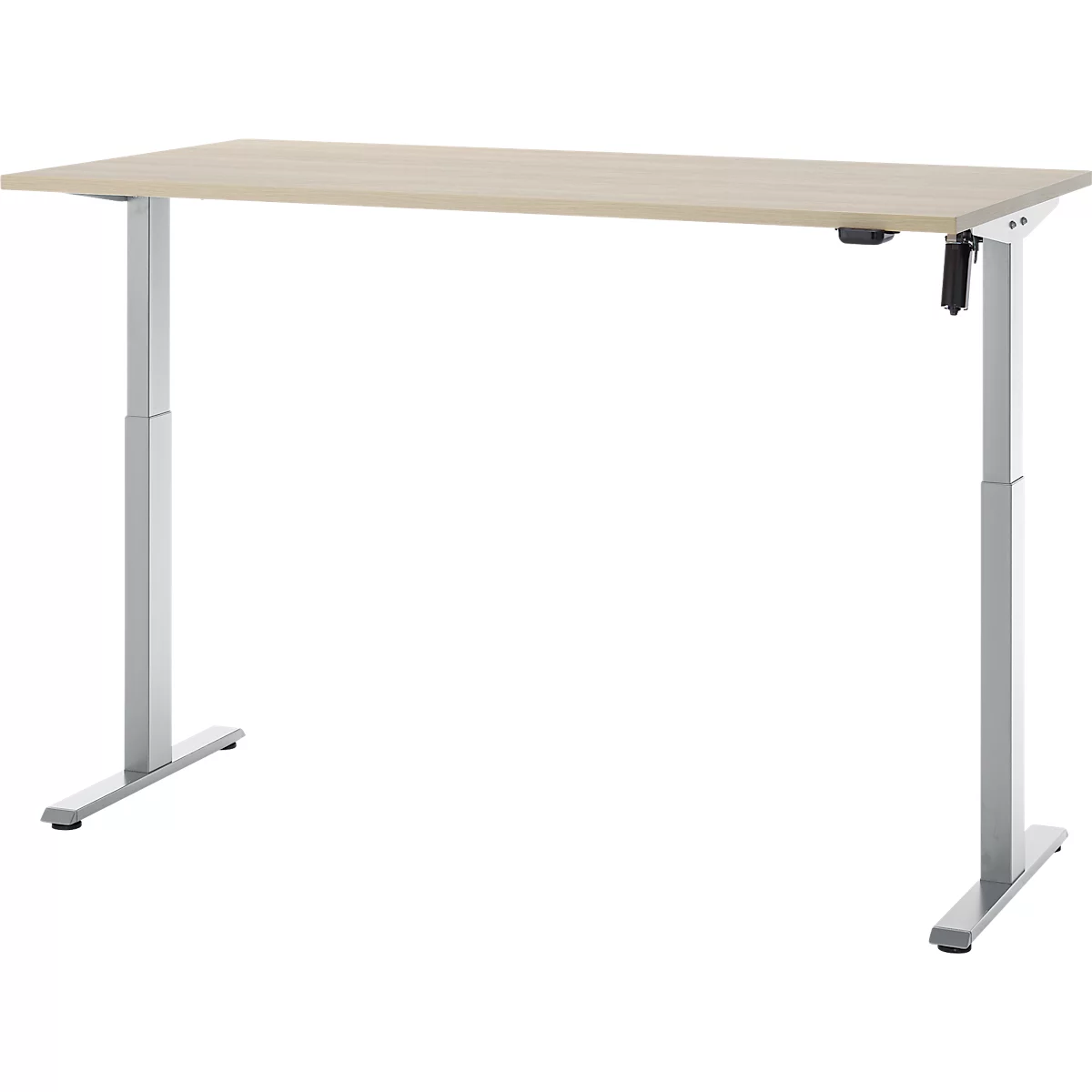 Een in hoogte verstelbaar bureau met een lichtbruin tafelblad en zilveren poten.