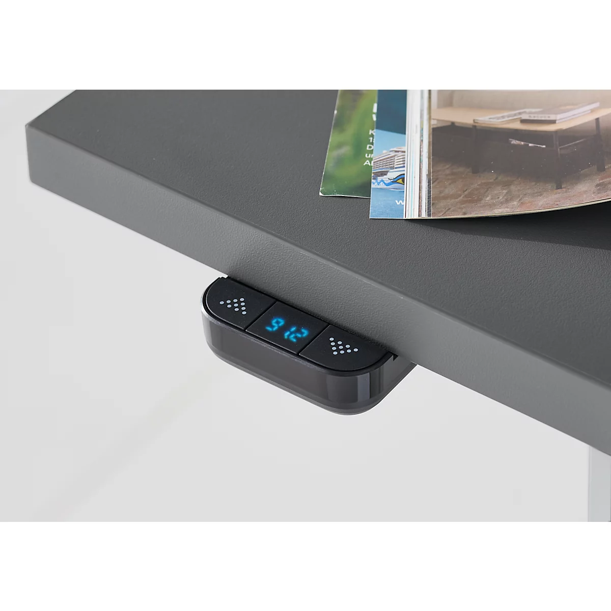 Close-up: Bedieningspaneel van een in hoogte verstelbaar bureau met display en knoppen.