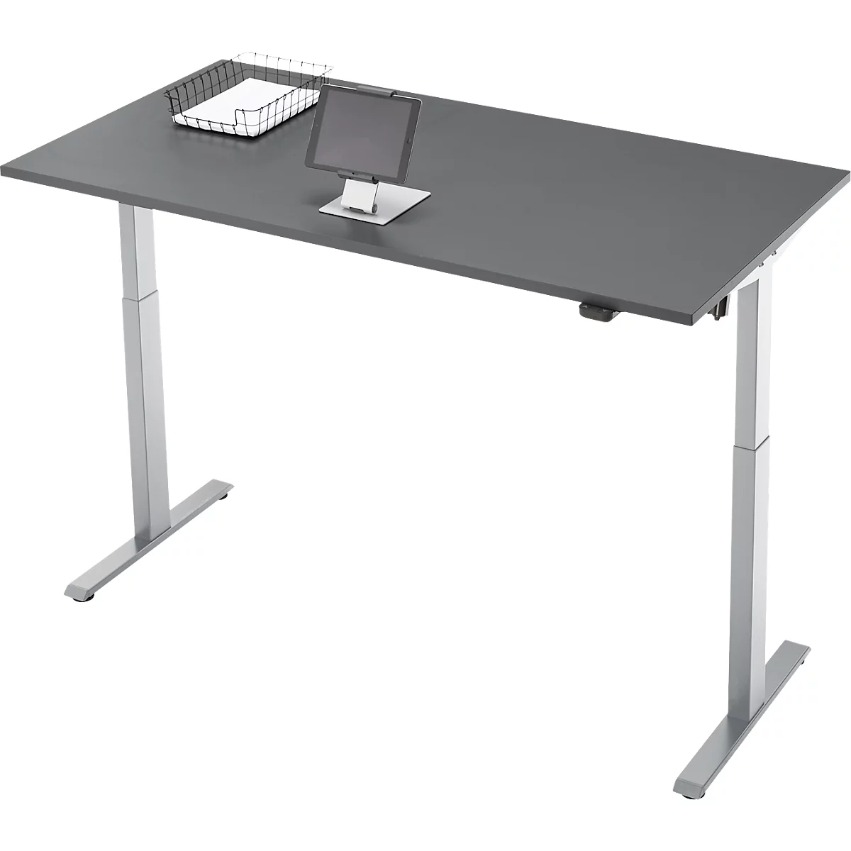 Grijze, in hoogte verstelbare bureau met tablet en draadmand.