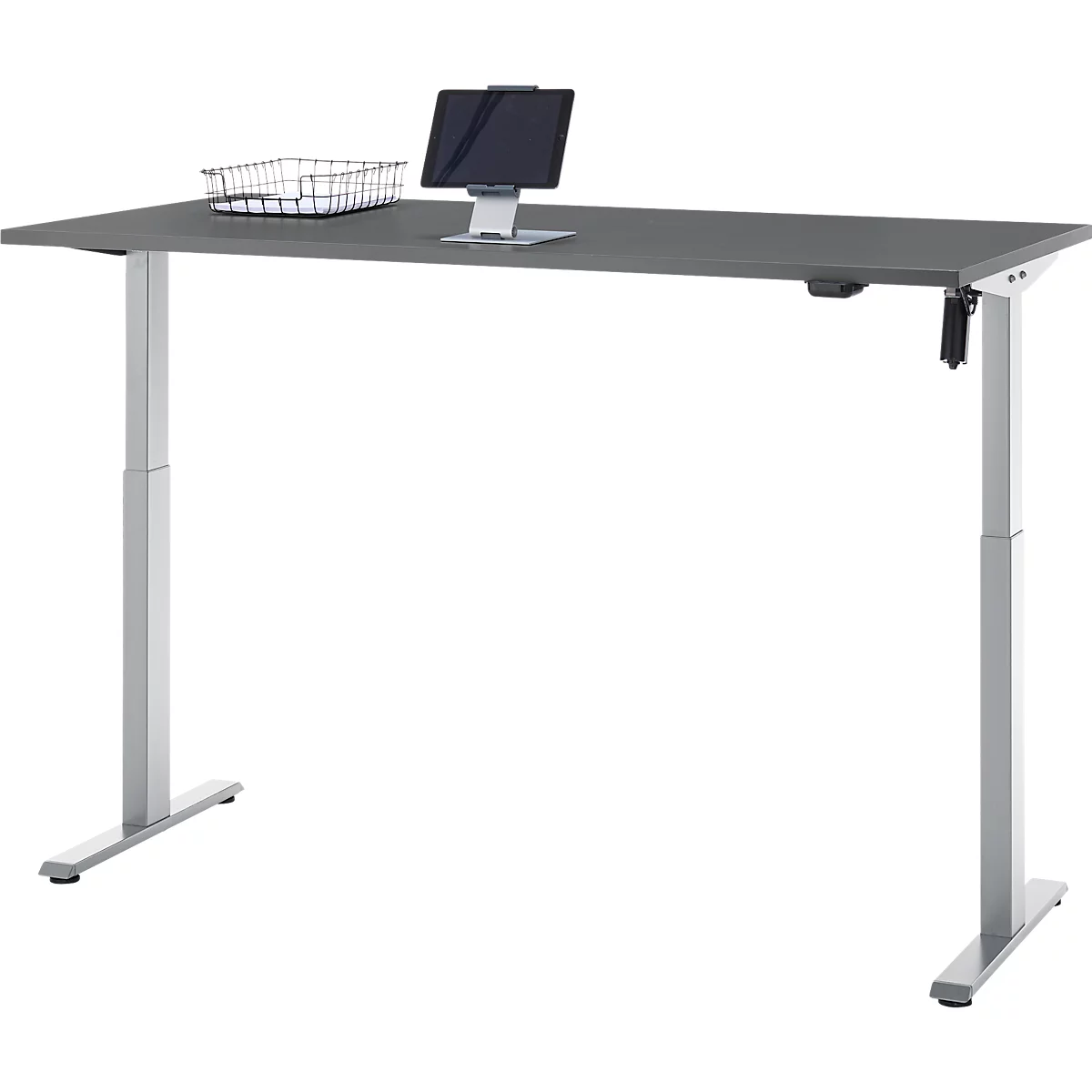 Een grijze in hoogte verstelbare bureau met een tablet en draadmand. De poten zijn zilver.