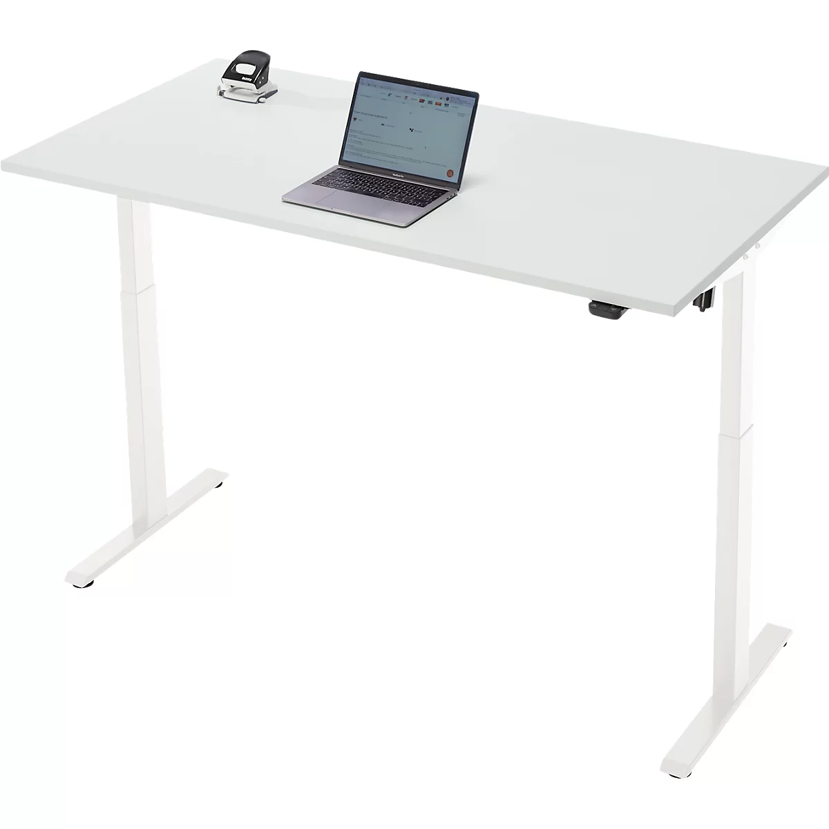 Witte in hoogte verstelbare bureau met laptop en perforator. De poten zijn licht en het tafelblad is rechthoekig.