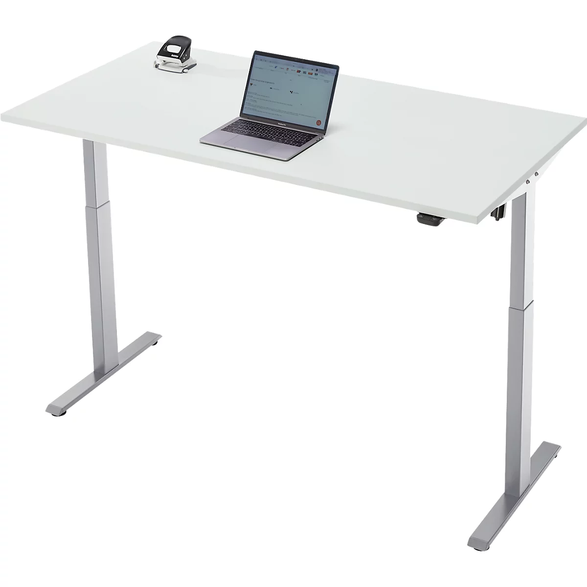 Een witte in hoogte verstelbare bureau met een laptop en nietmachine.