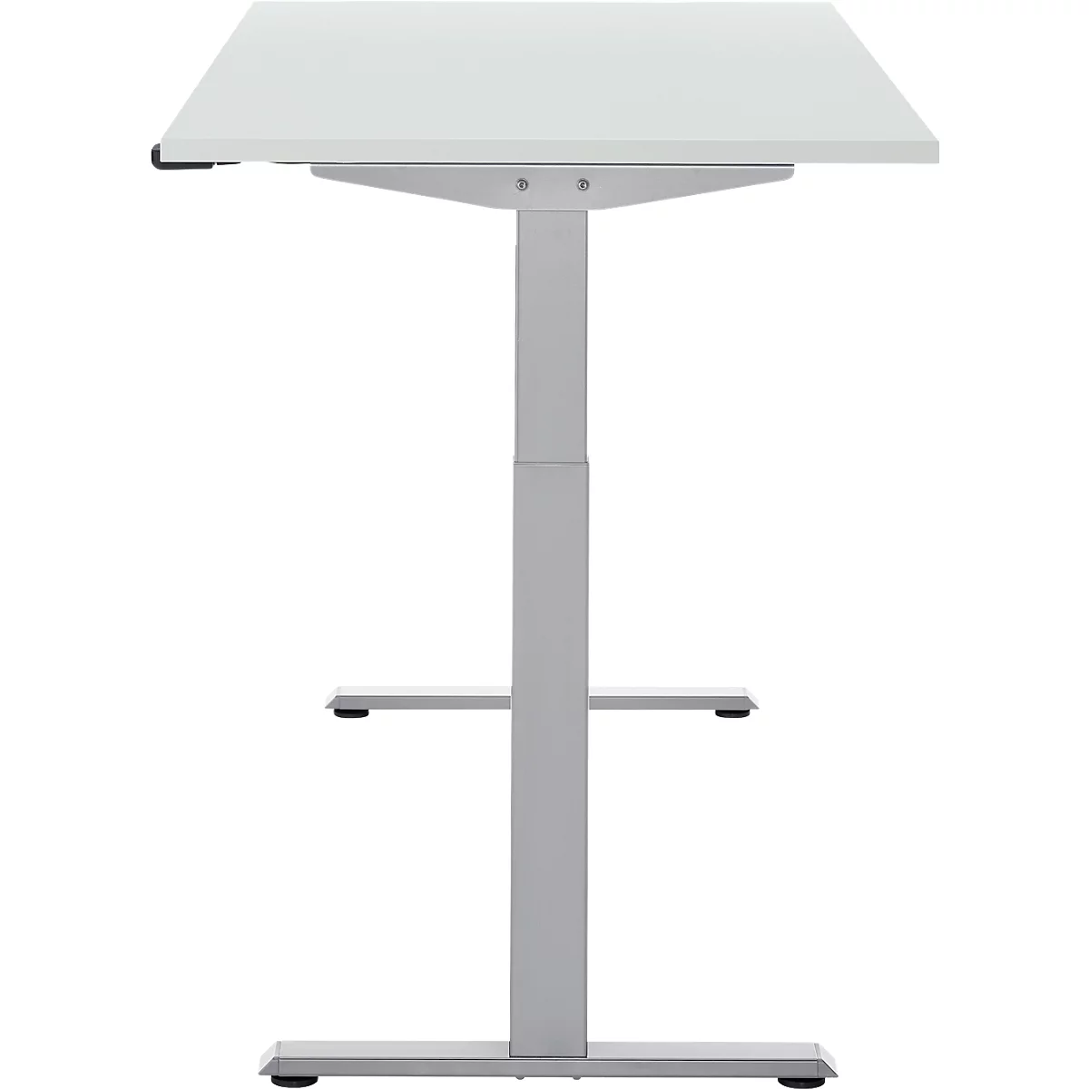 Een in hoogte verstelbaar, wit bureau met een grijs frame. Het tafelblad is licht schuin. Het bureau staat tegen een witte achtergrond.