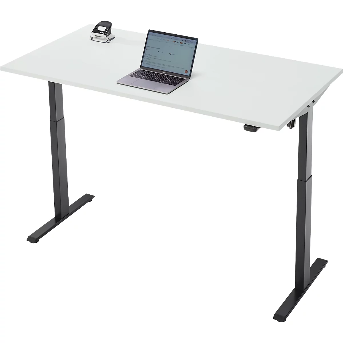 Een witte in hoogte verstelbare bureau met een laptop en perforator. Zwarte poten en frame.