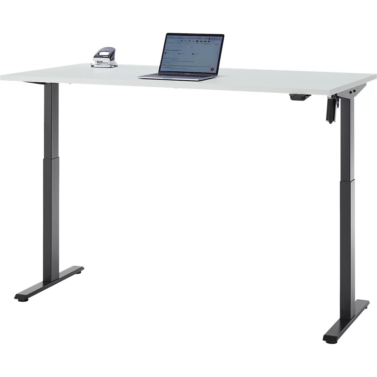 Een in hoogte verstelbaar bureau met een grijs tafelblad en zwarte poten. Op de tafel staan een laptop en een nietmachine.