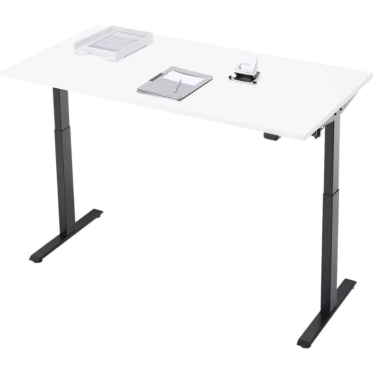 Een witte in hoogte verstelbare bureau met een zwart frame. Op het tafelblad liggen opbergbakken en een perforator.