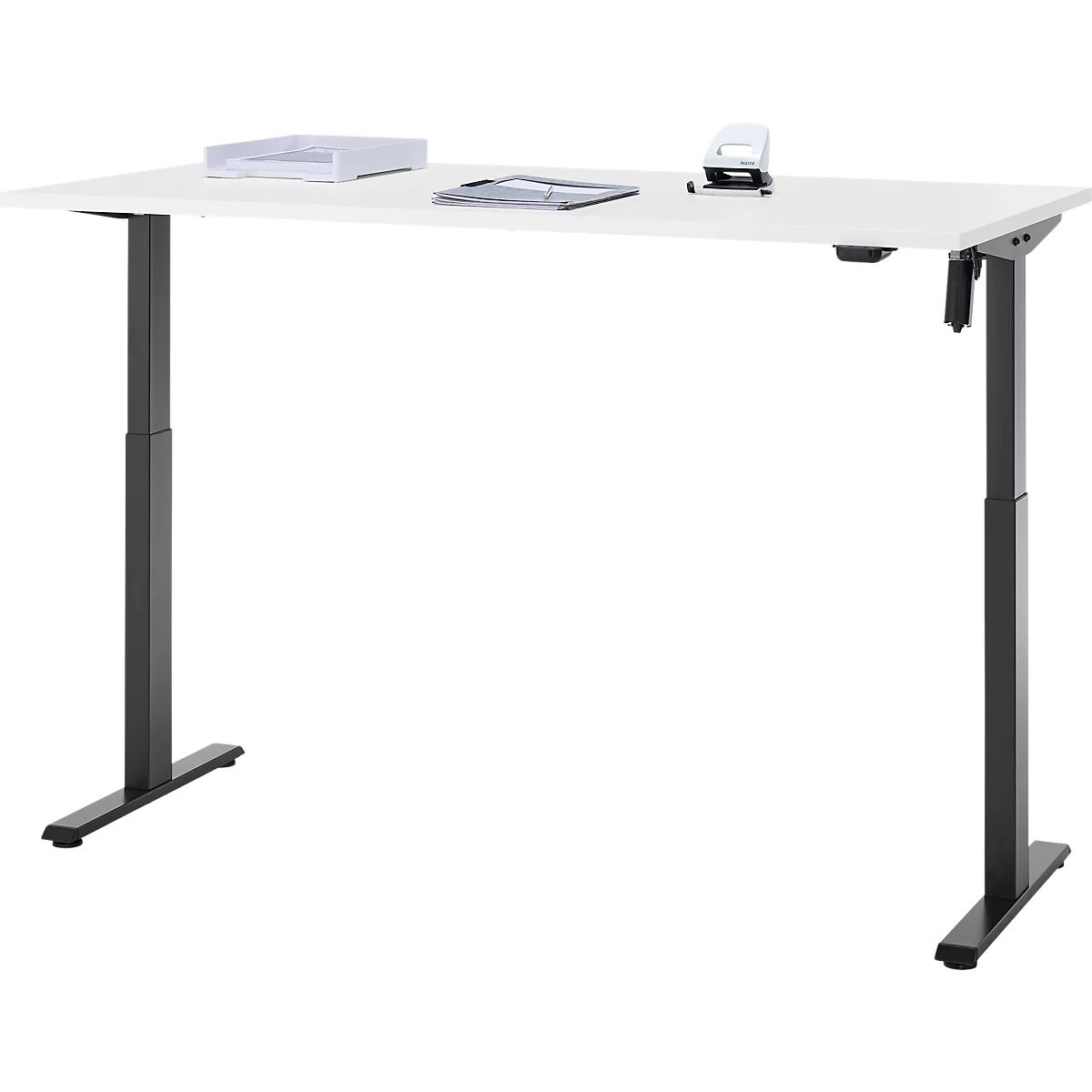 Een in hoogte verstelbaar bureau met een wit tafelblad en zwarte poten. Er liggen documenten en een perforator op.