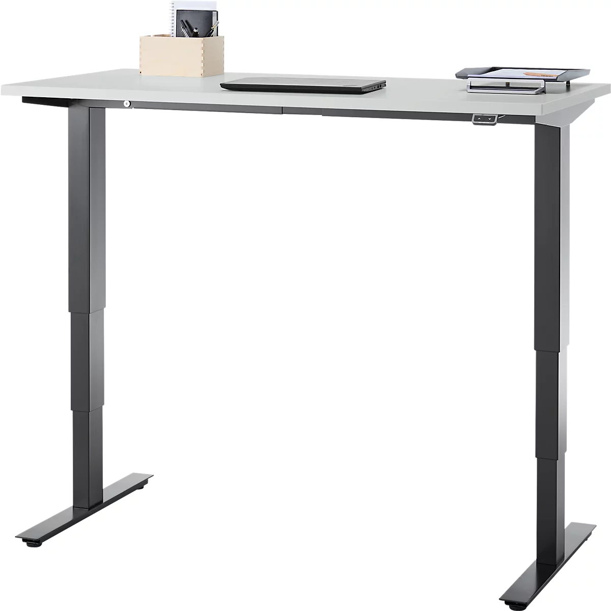 In hoogte verstelbaar bureau met wit blad en donkere poten. Op het blad liggen een laptop, boeken en een pennenbakje.