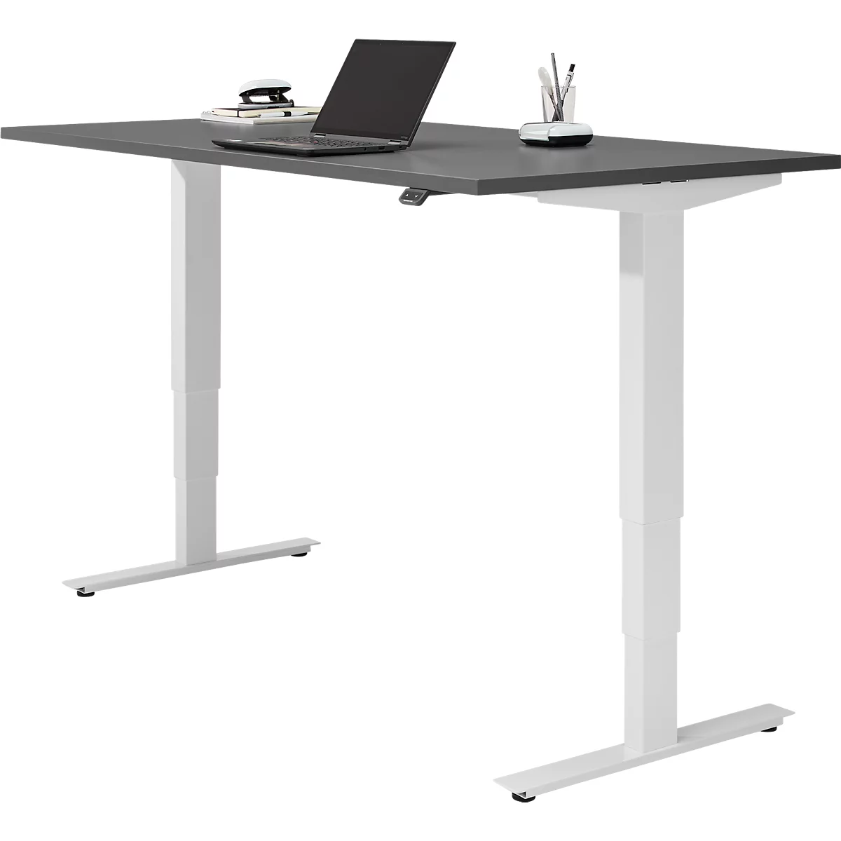 Een grijze, in hoogte verstelbare bureau met wit frame, laptop en kantooraccessoires.