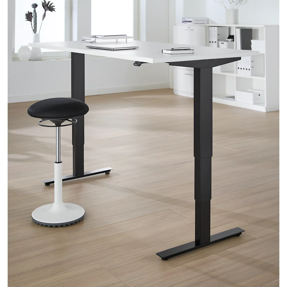 Bureau, elektrisch in hoogte verstelbaar, T-poot zonder dwarsbalk, B 1600 x D 800 x H 605-1265 mm, wit/zwart