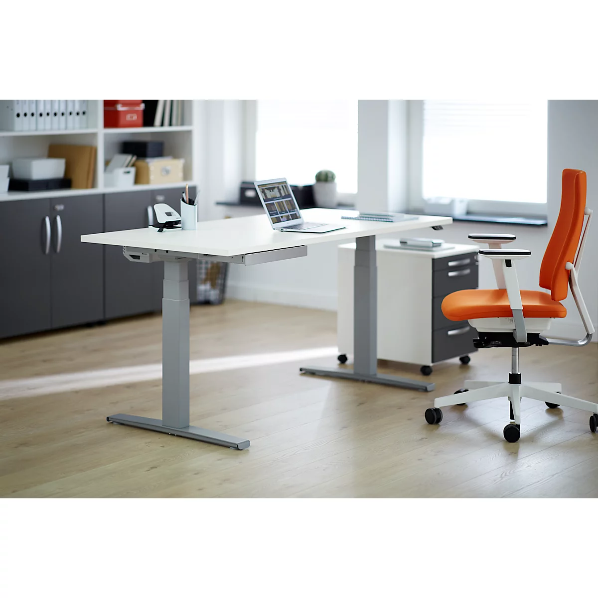 Bureau, elektrisch in hoogte verstelbaar, T-voet, B 1600 x D 800 x H 645-1290 mm, alu wit/wit + kabelgoot, accessoirelade