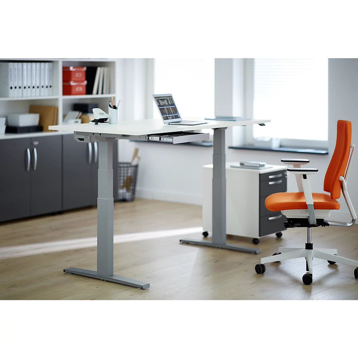 Bureau, elektrisch in hoogte verstelbaar, T-voet, B 1600 x D 800 x H 645-1290 mm, alu wit/wit + kabelgoot, accessoirelade