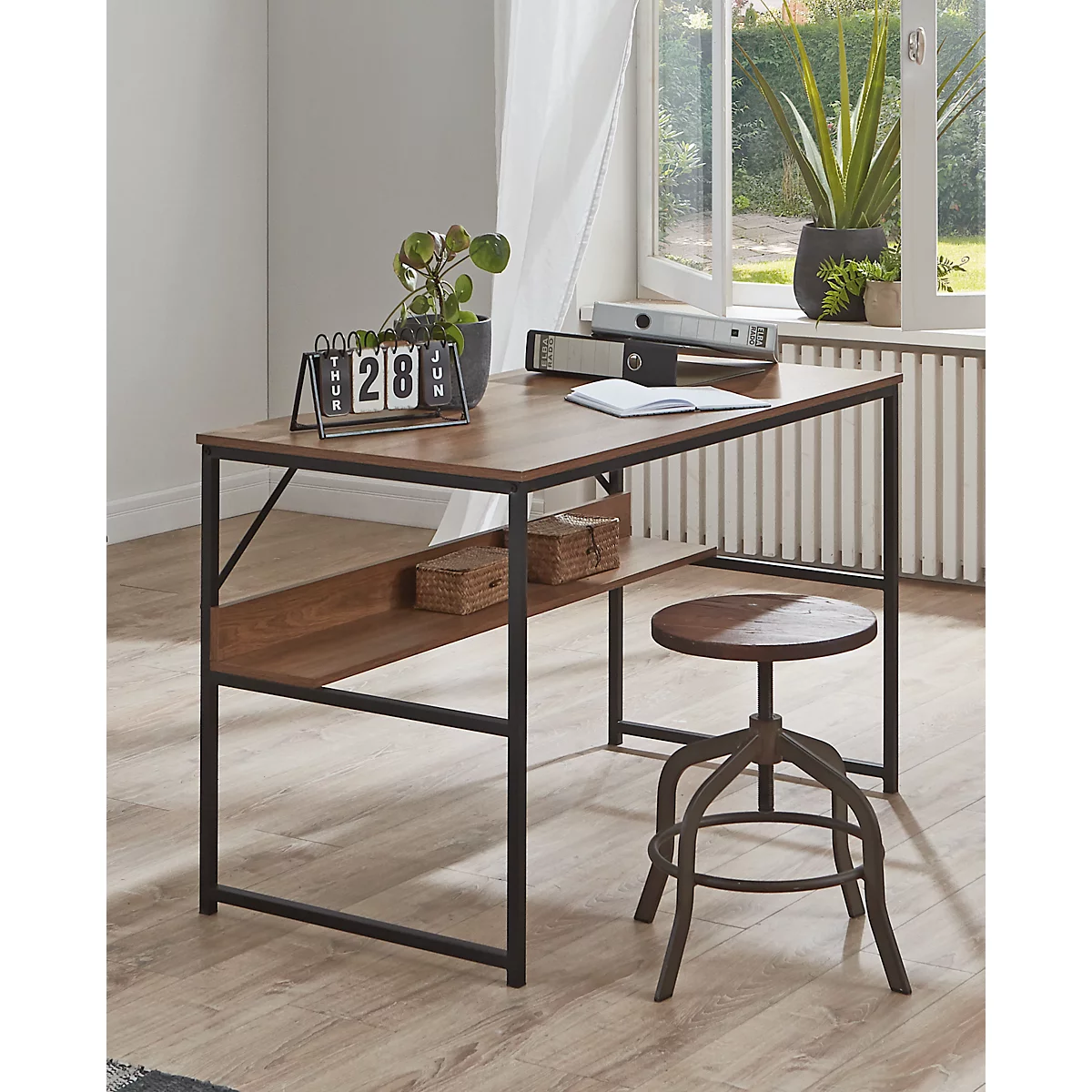 Bureau avec plateau en bois et cadre en métal, chaise, fenêtre et plantes. Sur le bureau : calendrier, dossiers et notes.