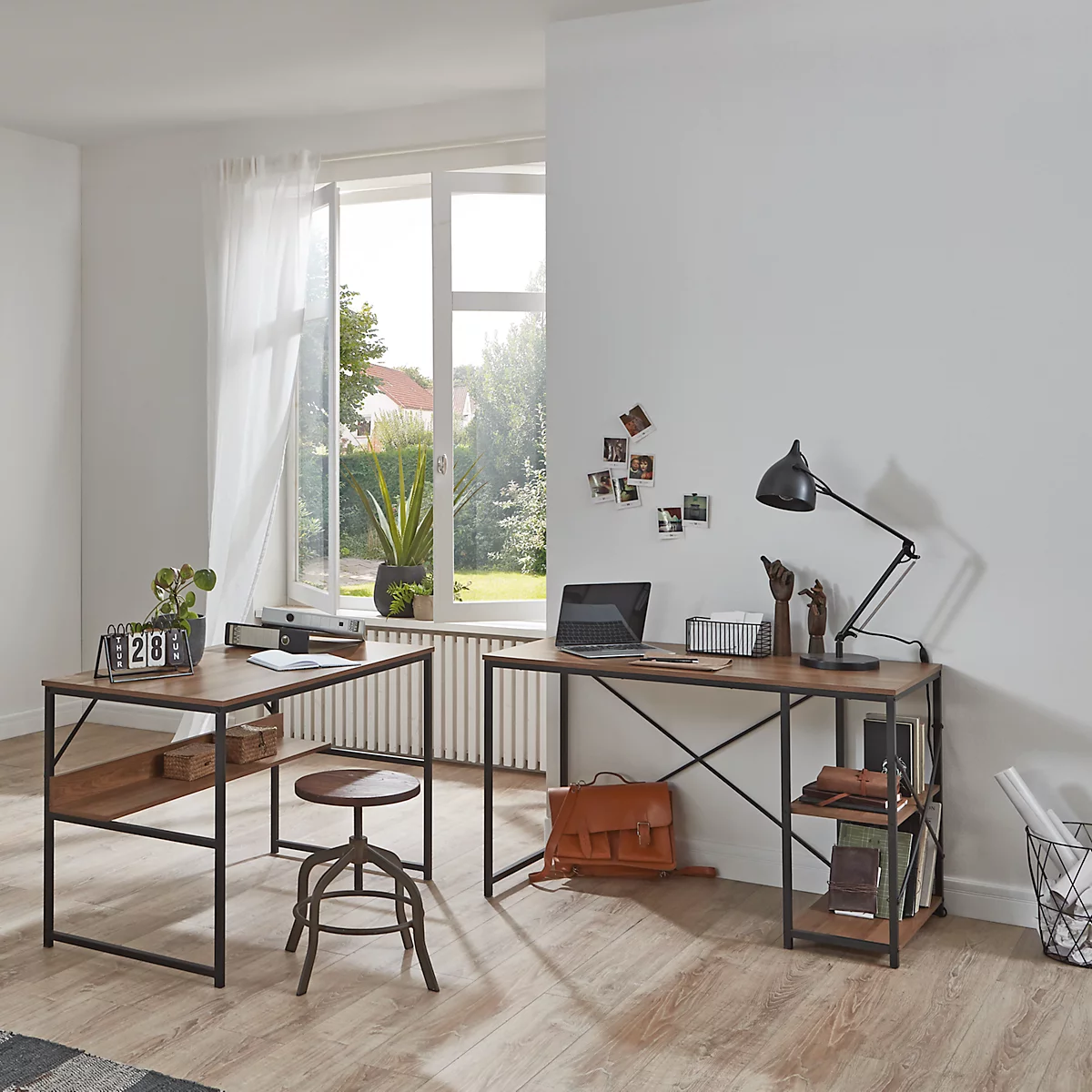 Bureau d'angle avec chaise dans une pièce lumineuse, fenêtre à gauche, lampe à droite.